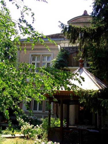 Dom familije Radenković u selu Trnavci izgrađen 1932. sljubljen sa lozom iste starosti